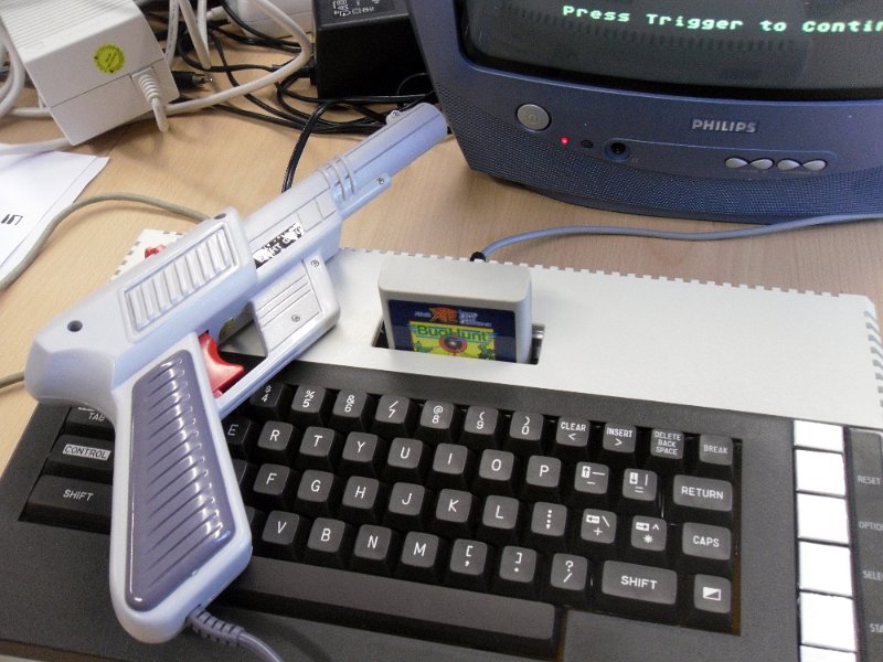 ATARI800_a.jpg - ATARI 800 console with cartridge and light-gun (1987).
