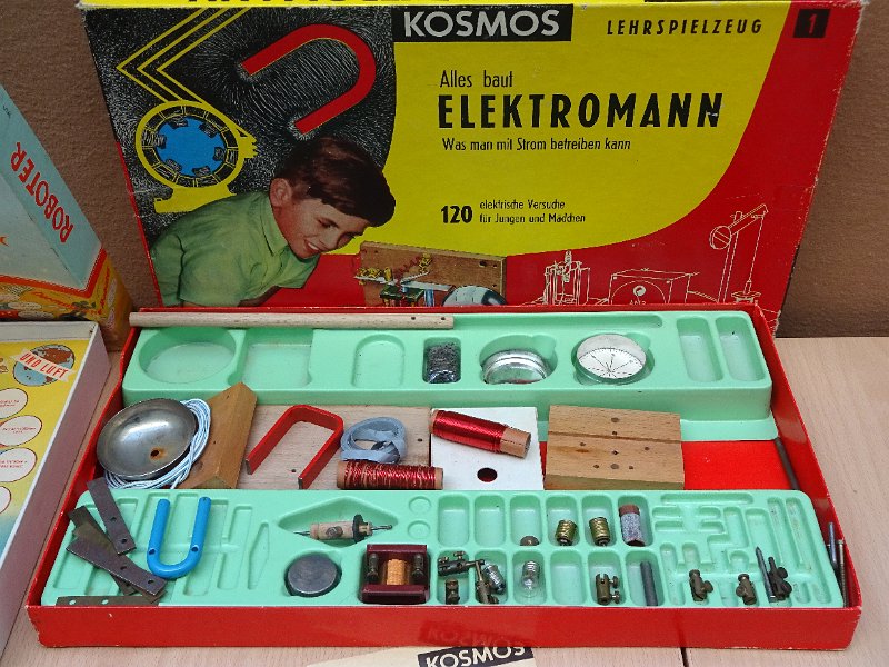 KOSMOS_Elektromann.jpg - KOSMOS sold many kits for young children. This one from 1965  allows to build some very basic electrical circuits.                               