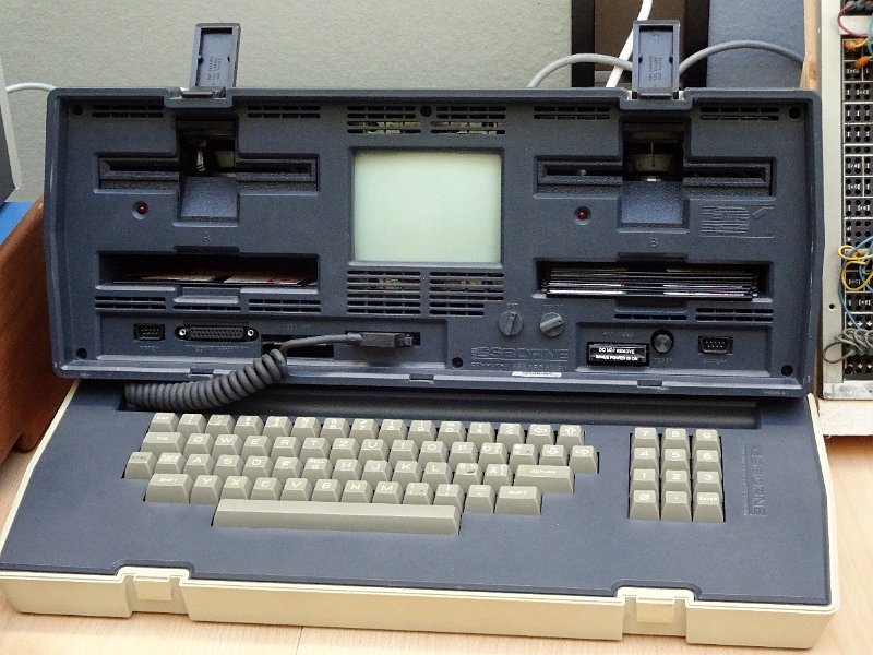 OSBORNE1_b.jpg - The OSBORNE 1 was the first portable (better: "luggable", weight is over 10 kg !) microcomputer released in 1982 and discontinued in 1983. It has a 8 bit Z80 CPU and runs CP/M 2.2. as the operating system.                              