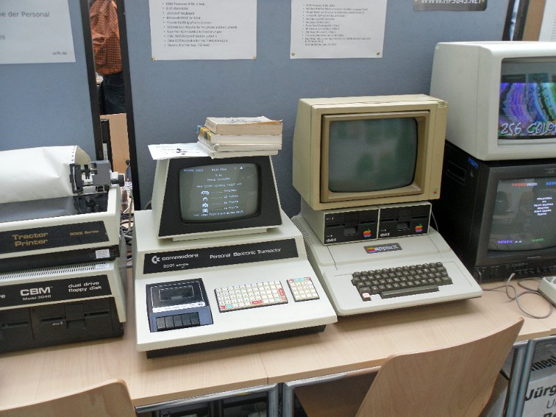 PET2100_APPLEII.jpg - A vintage Commodre PET 2100 with printer and dual 5.25" floppy cabinet. At the right is the standard Apple II with its two floppy disk drives.