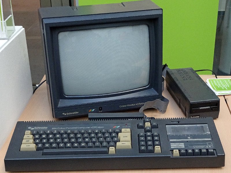SCHNEIDER_CPC464_d.jpg - Here an external 3" Mitsubishi type floppy drive is shown at the right of the computer.                               