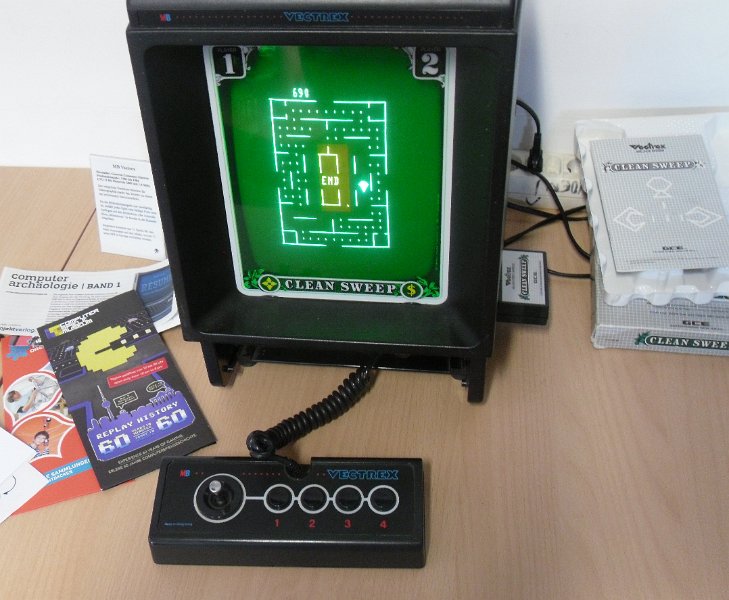 VECTREX.jpg - A VECTREX game by MB (1983).