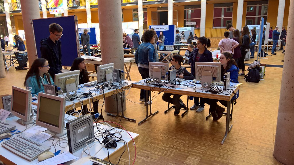 Science Deeg 2017 4.jpg - The LOGO stand with a view on other workshops, all in the really nice hall of the LCD (photo CdF).