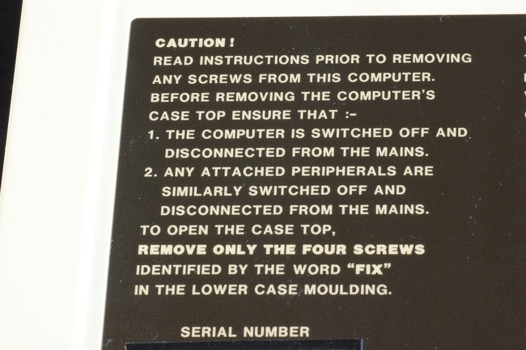 DSC03284.JPG - Warning label on the bottom.