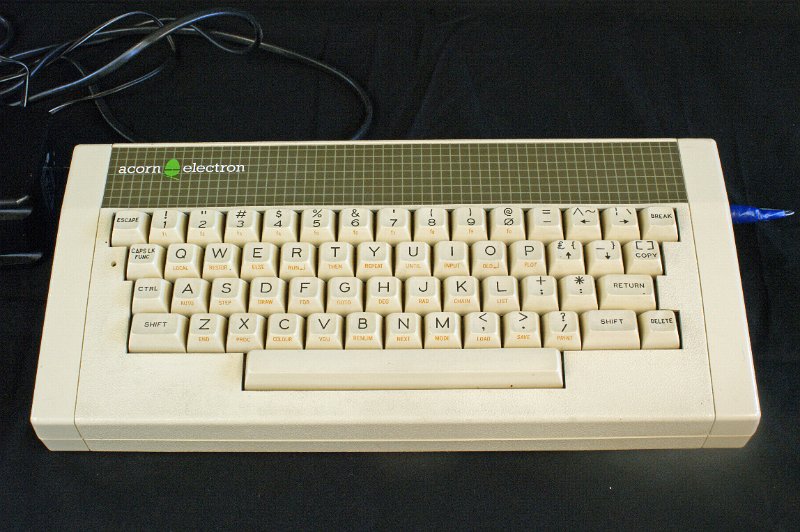 DSC02594.JPG - ACORN Electron, 1983. A cheaper replacement to the BBC mod.B. uP = 6502 (8 bit), 32K Ram, 32 K Rom, MOS 1.0, ADFS (Advanced Disk Filing System)