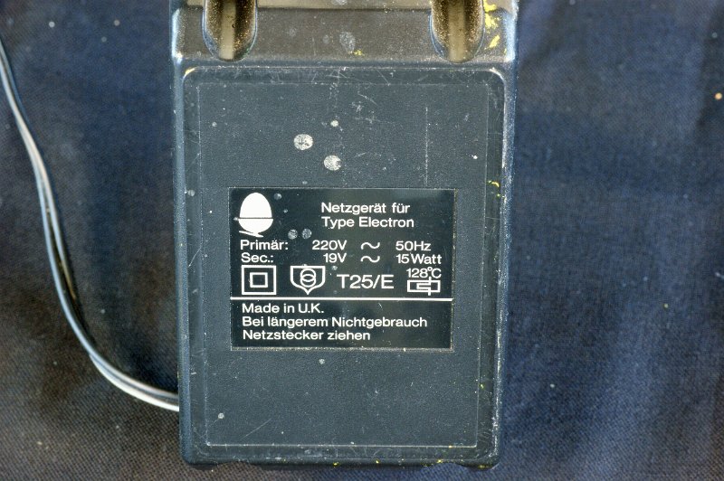 DSC02603.JPG - Power supply German inscription. Note input voltage is AC !