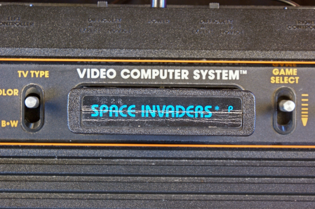 DSC03367.JPG - Close-up view on a Space Invaders (PAL) cartridge inserted in its slot.