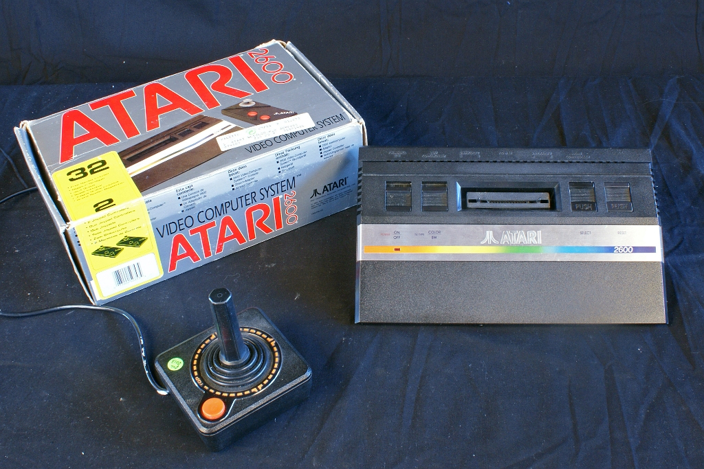 DSC03368.JPG - The Atari 2600 Junior was designed in 1983 as a very low cost successor to the CX-2600 family, but released only in 1986. The microprocessor is still a MOS 6507 ( = 6502 clone) clocked at 1.19 MHz with only 128 bytes RAM!