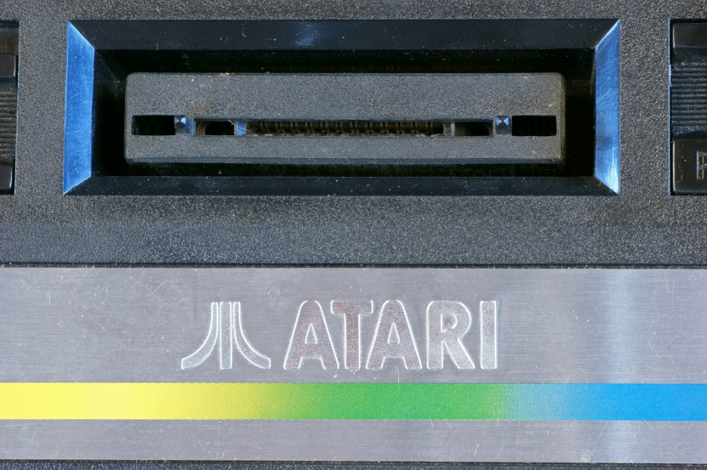 DSC03380.JPG - View on cartridge connector and front-side Atari logo.