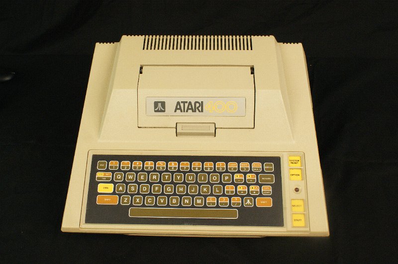 DSC02666.JPG - The ATARI 400 is a game console based on the 8 bit uP MOS 6502 (6502B, later 6502C). Built from 1979 to 1982.