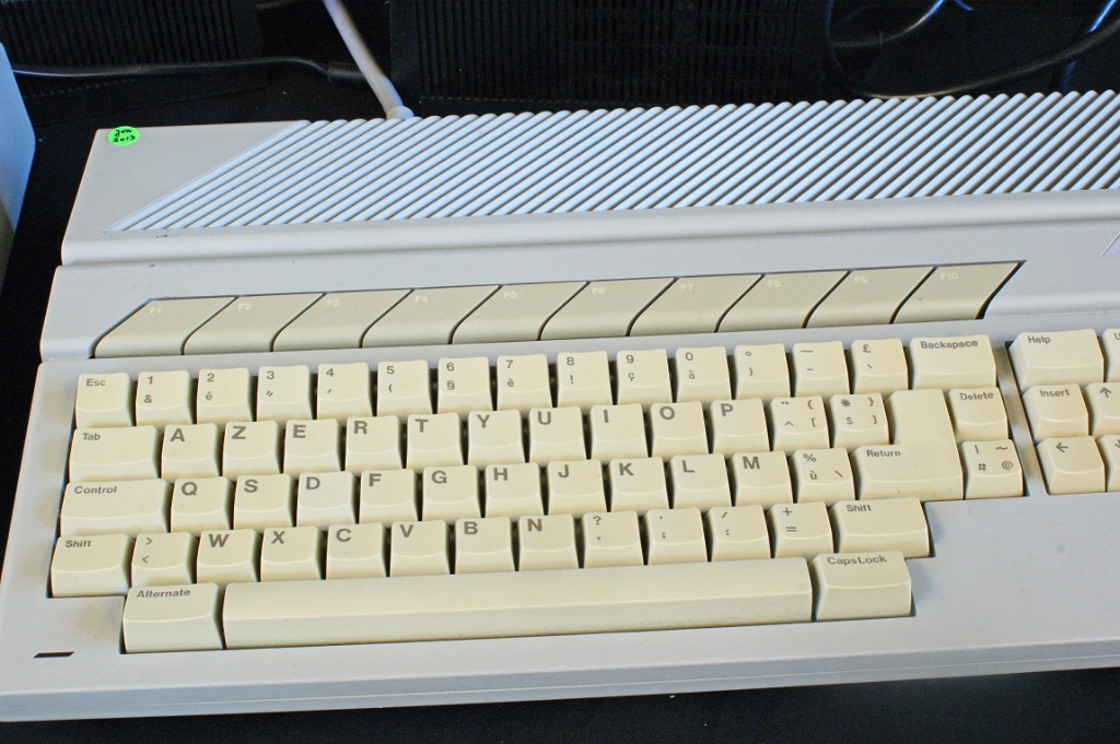 DSC03002.JPG - This is a French model with an AZERTY keyboard. The slanted F-keys are typical for the ST design by Ira Velinsky.