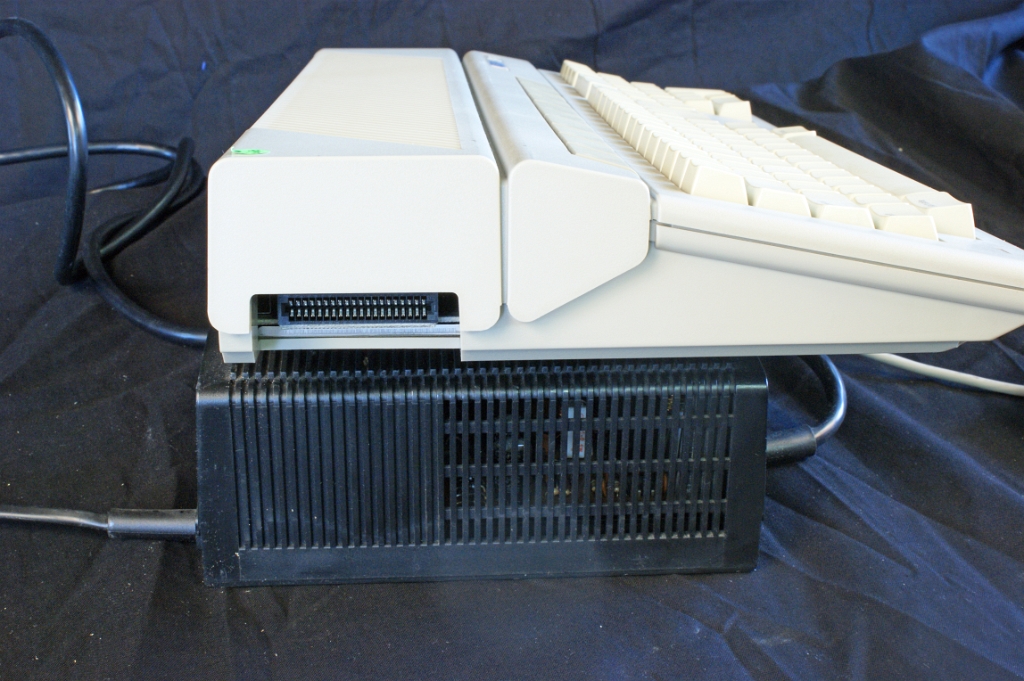DSC03008.JPG - Left side of the 520ST with ROM cartridge connector.