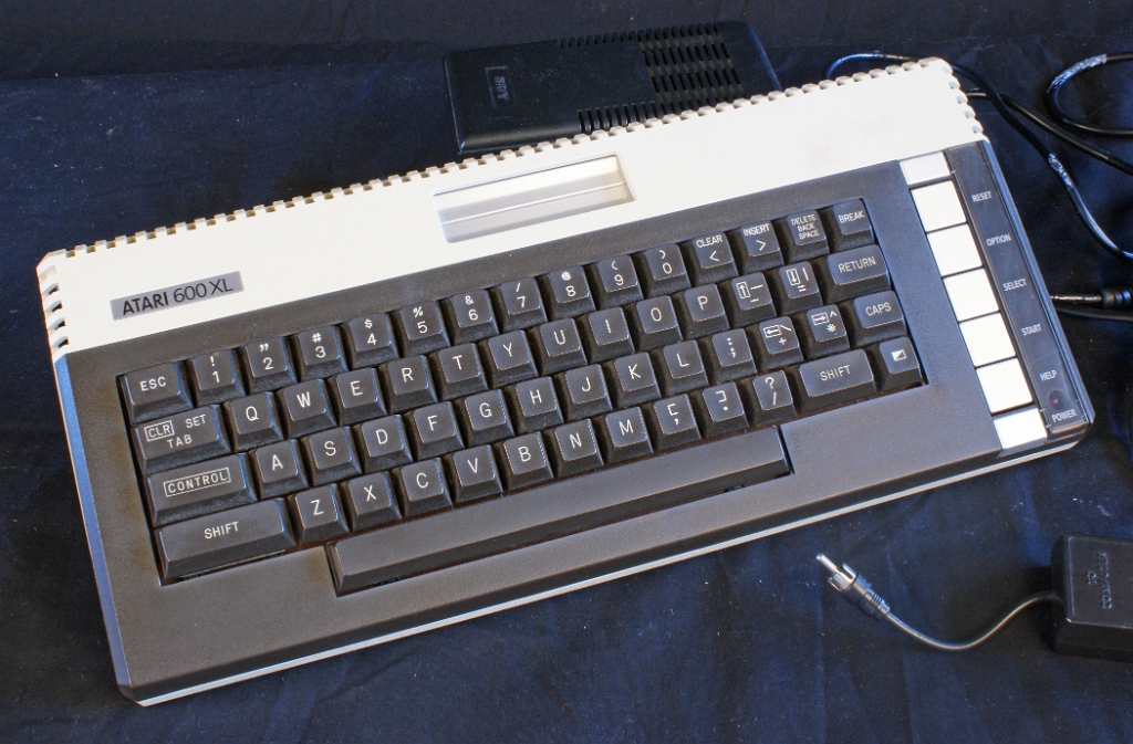 DSC03395.JPG - The 600XL has 16 kb RAM and 16 kB ROM, which helds the Atari BASIC. The cartridge slot (normally closed by a 2-pane lid) is above the keyboard.