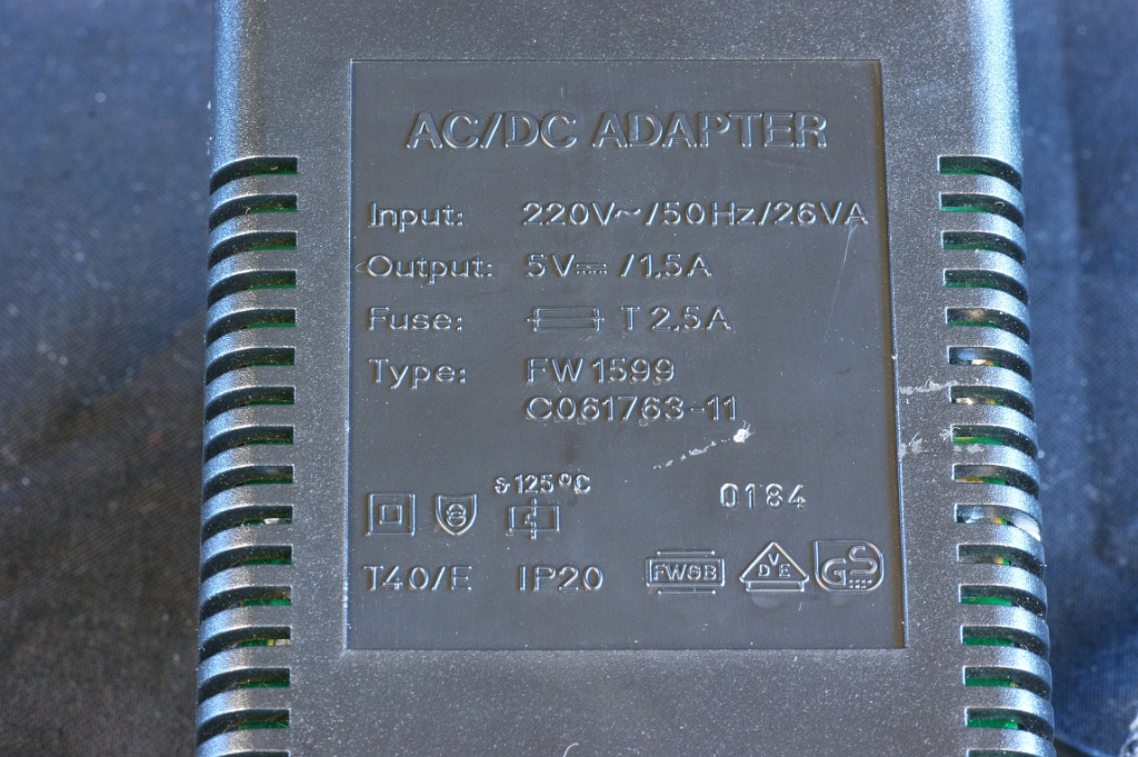 DSC03406.JPG - External single-voltage (5V, 1.5 A) power supply. Three pins hold the +5 VDC, three the GND.