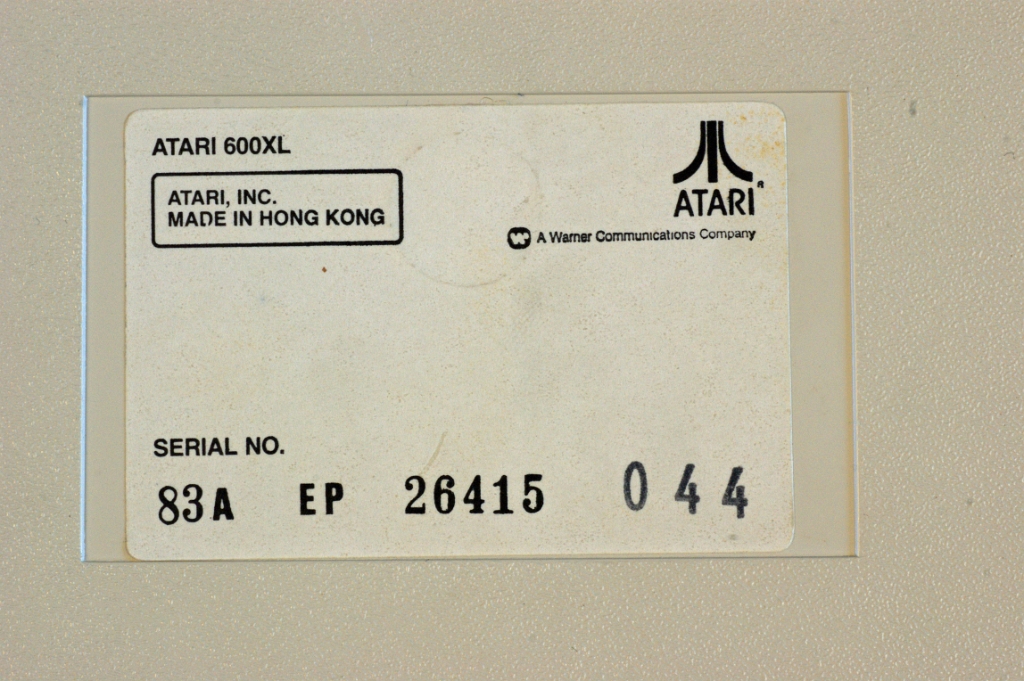 DSC03420.JPG - Serial number. Probably more than 4.5 millions Atari 8 bit computers, from the 400 to the XE, were sold worldwide.