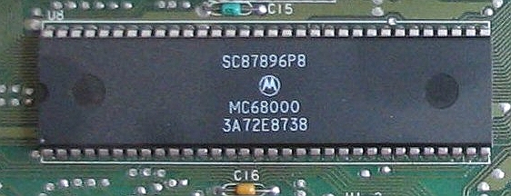 68000_uP.jpg - View  on "naked" 68000 microprocessor (picture from http://www.atari-forum.com/wiki/images/5/57/ST_Motherboard_C100167-001_Rev_5_0_jokker.jpg)