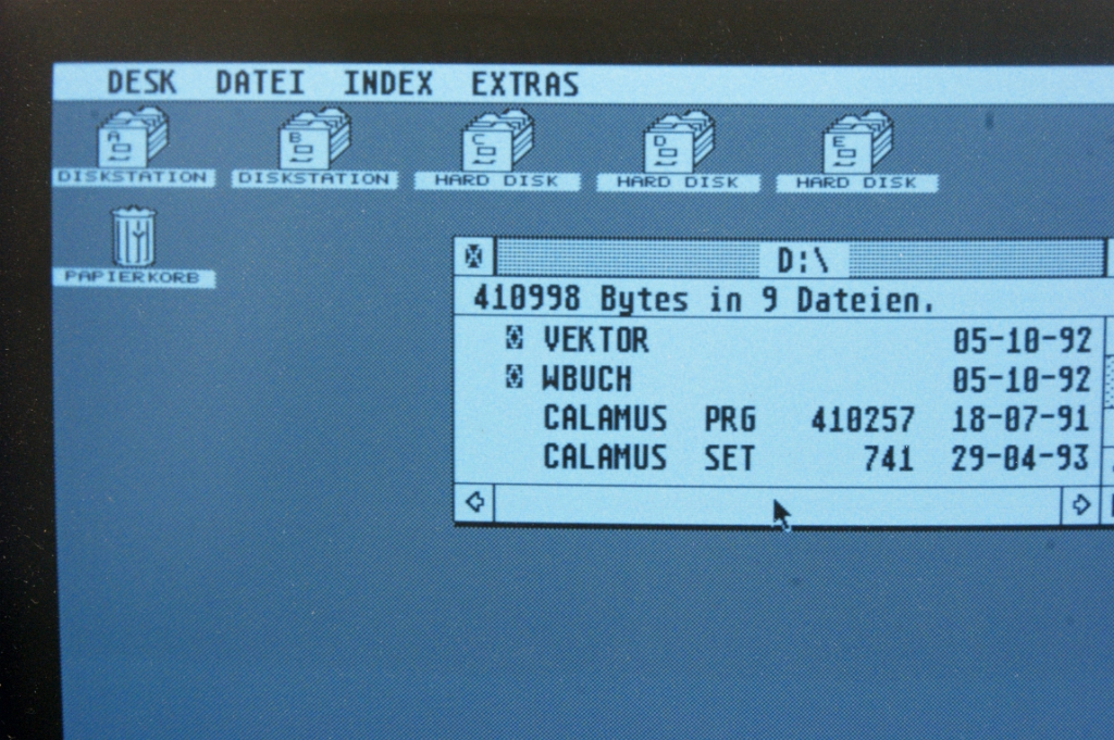 DSC03842.JPG - GEM GUI showing the 2 (potential) floppy drives (DISKSTATION) and three partitions on the HD (HARD DISK). The open folder shows tthe CALAMUS Desktop Publishing program.