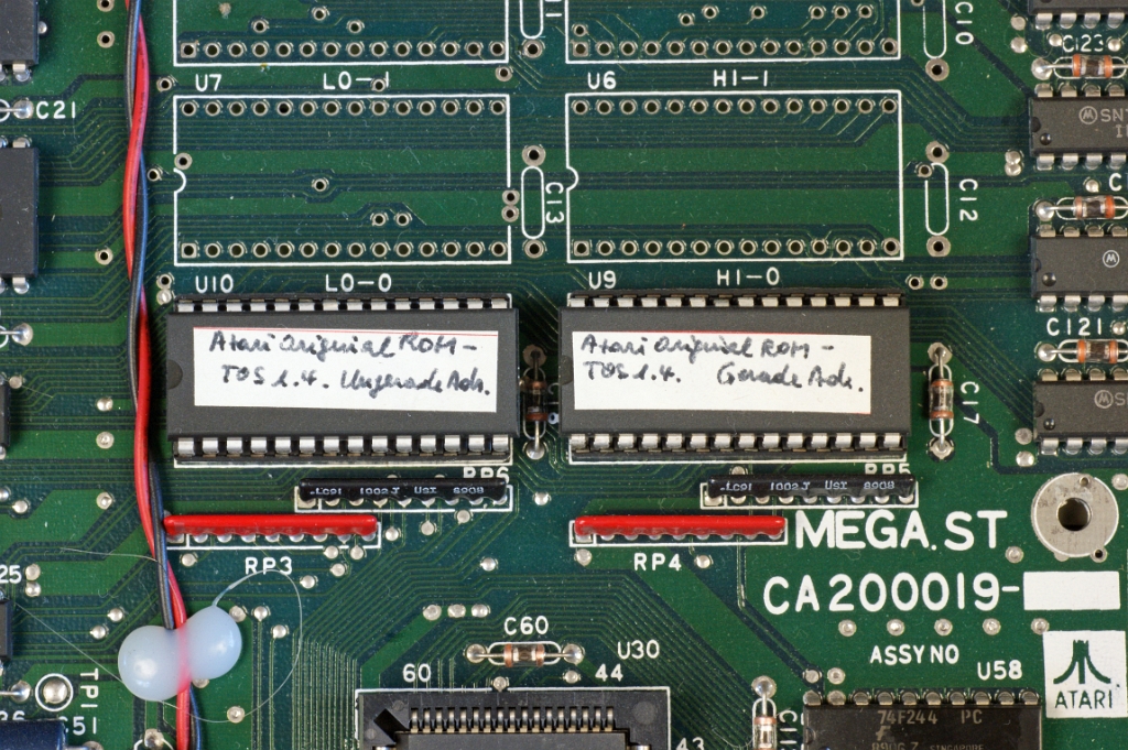 DSC03853.JPG - Close-up on the two ROMS holding the TOS (here version 1.4). The left chip is for odd, the right one for even memory adresses.