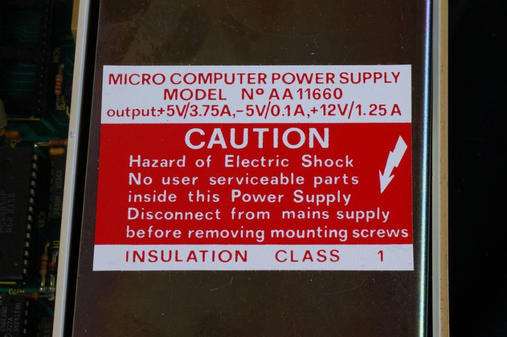 DSC03243.JPG - Label of the power supply.