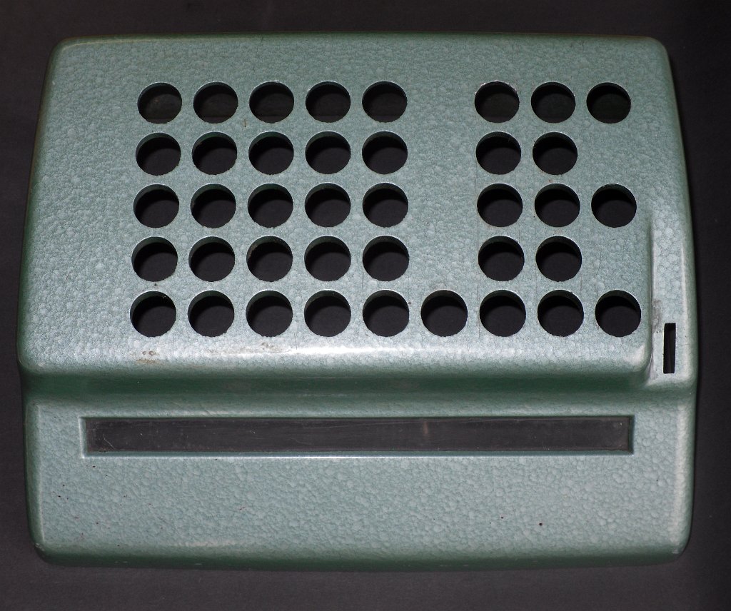 SDC13798.JPG - View on the top cover, with nice round  cut-outs for the keys. The right slot is for the protruding zero lever.