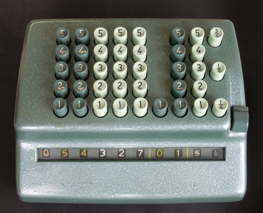 SDC13803.JPG - Notice that this is a half-keyboard calculator, usable for additions only. To type in the number 8, one has to enter first 5 and than 3. Pulling the right lever to the front zeroes the counter.The lever stays put, and springs back when the next key is punched.