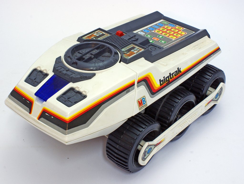 938_BIGTRAK.JPG - MB (Milton-Bradley) released in 1979 in the USA a programmable toy truck, based on the TI TMS1000 4 bit microcontroller.