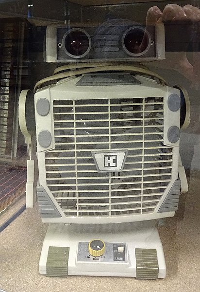 DSC03270.JPG - A curious robot from the Hongkong HC company: is it an electrical heater?