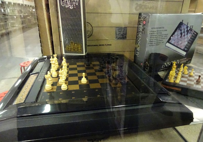 DSC03296.JPG - Chess ocmputer.
