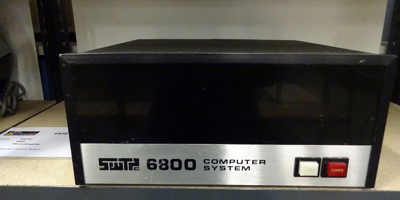 DSC03283.JPG - The SWTPc (South West Technical Products Company)  6800 system was sold as a kit starting 1975; it has an S50 bus. The floppy disks (two 5.25") were in a separate enclosure. For a short time there was a Percom system available with hard-sectored disks, but most systems had the usual soft-sectored disks with the FLEX operating system.              