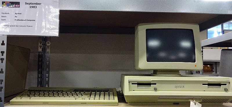 DSC03327.JPG - The  1983 Apricot PC manufactured by ACT (Applied Computer Techniques) in the UK. This is probably the dual-drive model F2. uP = i8086, 256 KB Ram. OS was MSDOS 1.1, CP/M or Concurrent CP/M.                         
