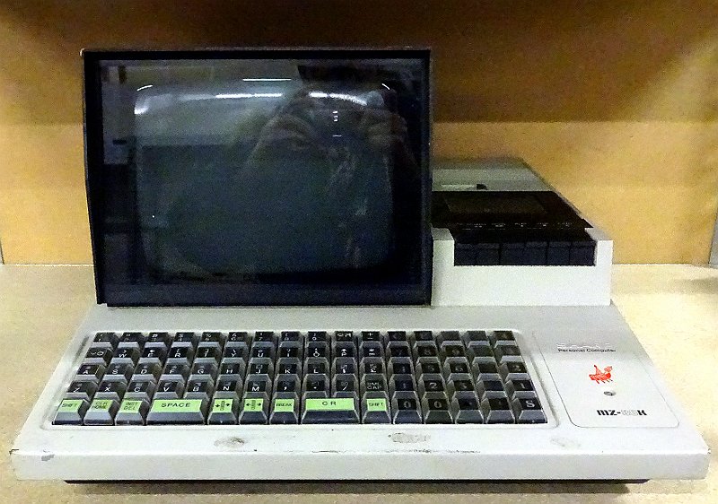 DSC03335.JPG - Sharp MZ-80K computer (1978), first sold as a kit in Japan and from 1979 fully assembled in Germany. BASIC must be loaded from tape (audio cassette). uP = LH-0080 (made by Sharp, Z80 compatible).                               