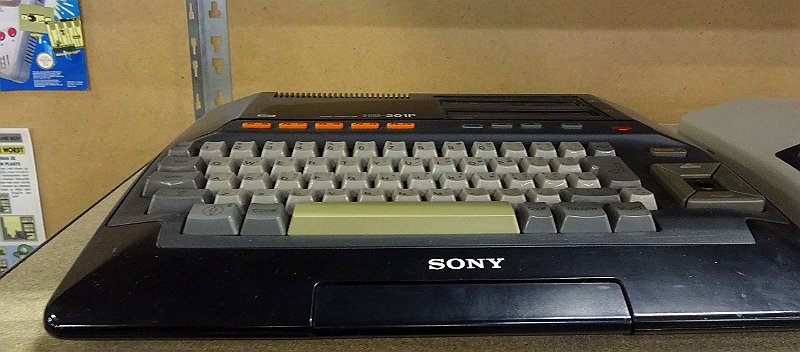 DSC03345.JPG - HitBit 201P Sony 8bit MSX computer with inbuilt audio-cassette drive. 1984, Z80A uP.                         