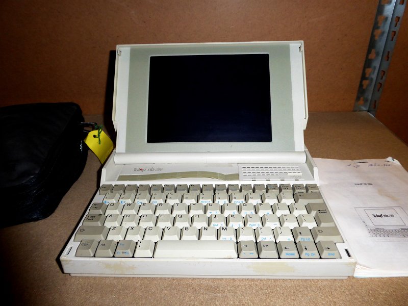 P1030565.JPG - TULIP portable nb286 from 1990. 80c286 CMOS microprocessor, 1MB Ram. 3.5" floppy drive and internal 20MB HD, VGA screen. MSDOS.