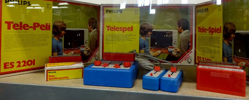 DSC03302.JPG - A Philips Telespiel ES2201 (1975), not yet based on the famous General Instrumets AY-3-8500 chip, but using discrete elements and 7 CMOS chips. Games are on  cartridges (see red box at the right).                               