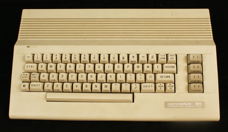 DSC02680.JPG - This is the 64C,  successor of the C64, even if the badge says C64.  Introduced in March 1987. uP = 6510A, Commodore Basic 2.0. Video (VIC II) and sound (SID) co-processors.