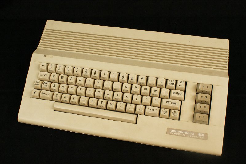 DSC02681.JPG - This machine has 64 kB Ram and 20 kB Rom. The keyboard is a fair quality full stroke type.