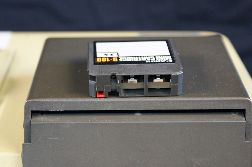 DSC04686.JPG - The 6.35mm large magnetic tape inside the cartridge.