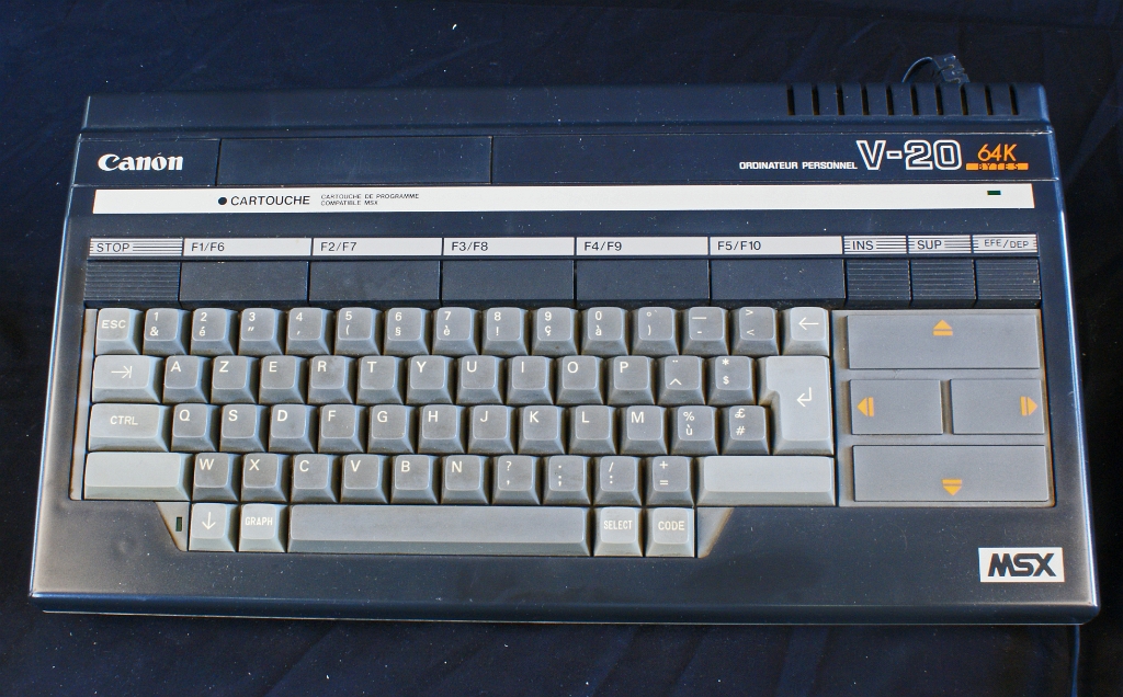 DSC03086.JPG - The Canon V-20 is a  8 bit microcomputer with a Z80A (or NEC  780C) processor clocked at 3.25 MHz and 64 kB RAM. This specimen is a French version withan  Azerty keyboard layout. 