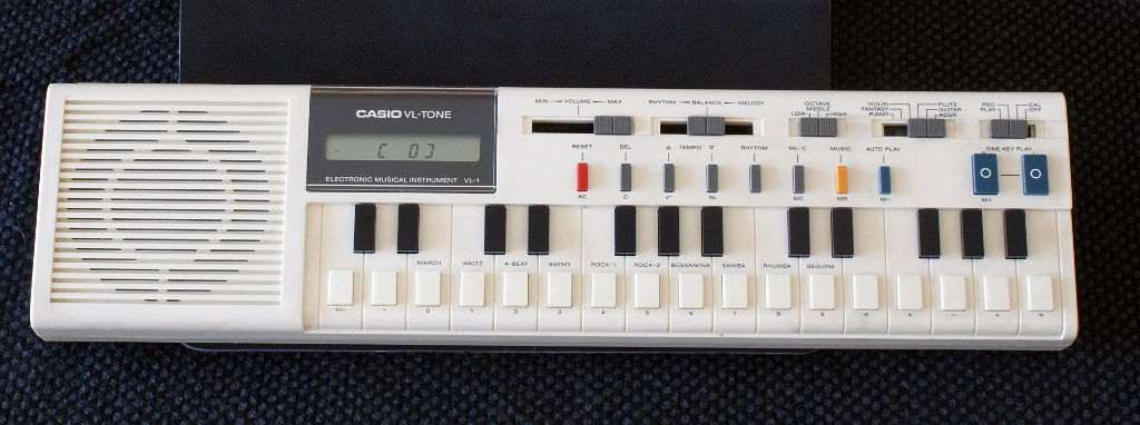 DSC04241.JPG - The 30cm long and 438g heavy keyboard can operate on batteries and extenal power supply. The keyboard extends over only 2.5 octaves, and only one note can be played at a time (mono-phonic instrument).