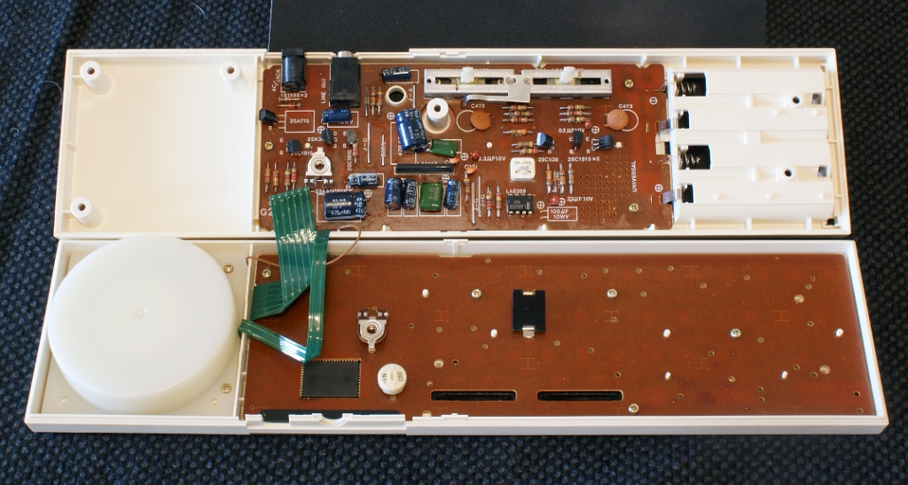 DSC04269.JPG - View into the open case, The analogue electronic components are on the upper board which is located in the bottom shell.