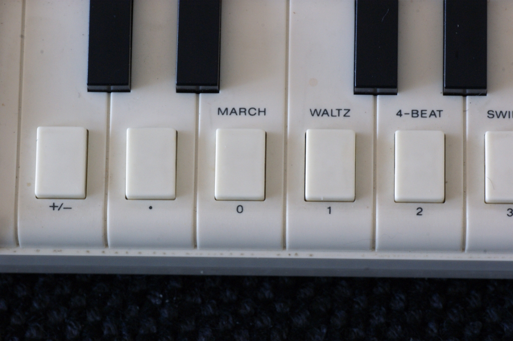 DSC04273.JPG - Close-up on the keys with the digits which are enabled in CALC mode.