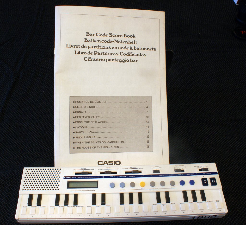 DSC04233.JPG - A 10 melodies book with notes and bar codes. Only monophonic melodies can be scanned.