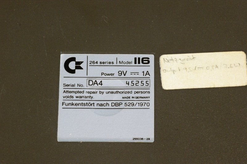 DSC02635.JPG - Sticker in German; power-supply is single voltage 9 VDC / 1A