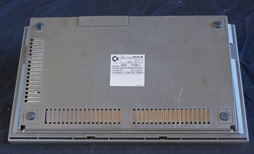 DSC03190.JPG - Bottom with ventilation slots.