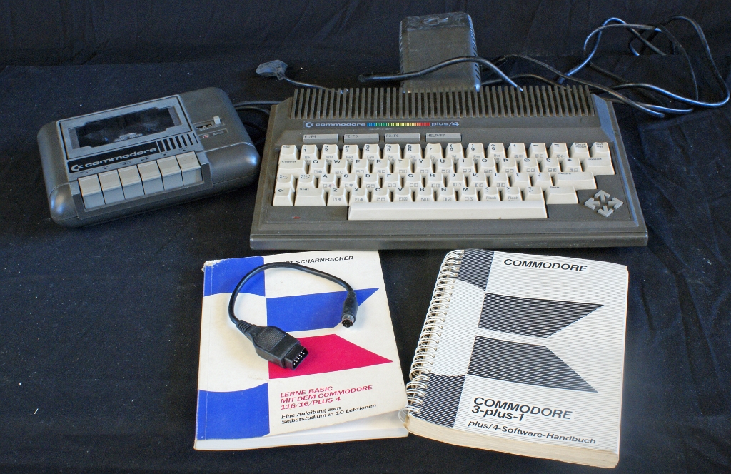 DSC03198.JPG - Plus/4 with two German manuals for learning BASIC and the Office Suite ("Lerne Basic mit dem Commodore 116/16/PLUS 4"  and "Commodore 3-Plus-1").