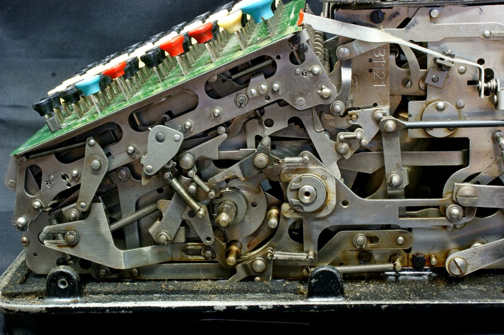 DSC07793.JPG - Close-up view on the main axis; note the serial number 81121 embossed in the chassis.