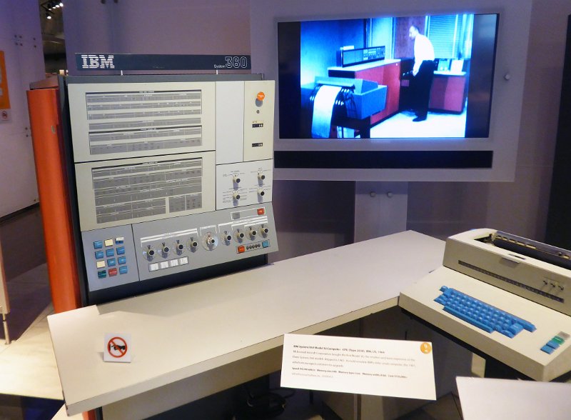 CHM048.JPG - The IBM 360 was during many years the workhorse mainframe used around the world (also at Luxembourg's Centre Informatique de l'Etat).