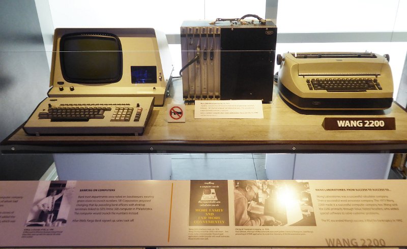 CHM100.JPG - The famous Wang 2000 computer system (1973), with BASIC in Rom. Also on display at the Computarium. This was for a time the main computer of the Commercial Hydraulics Company in Diekirch, Luxembourg.