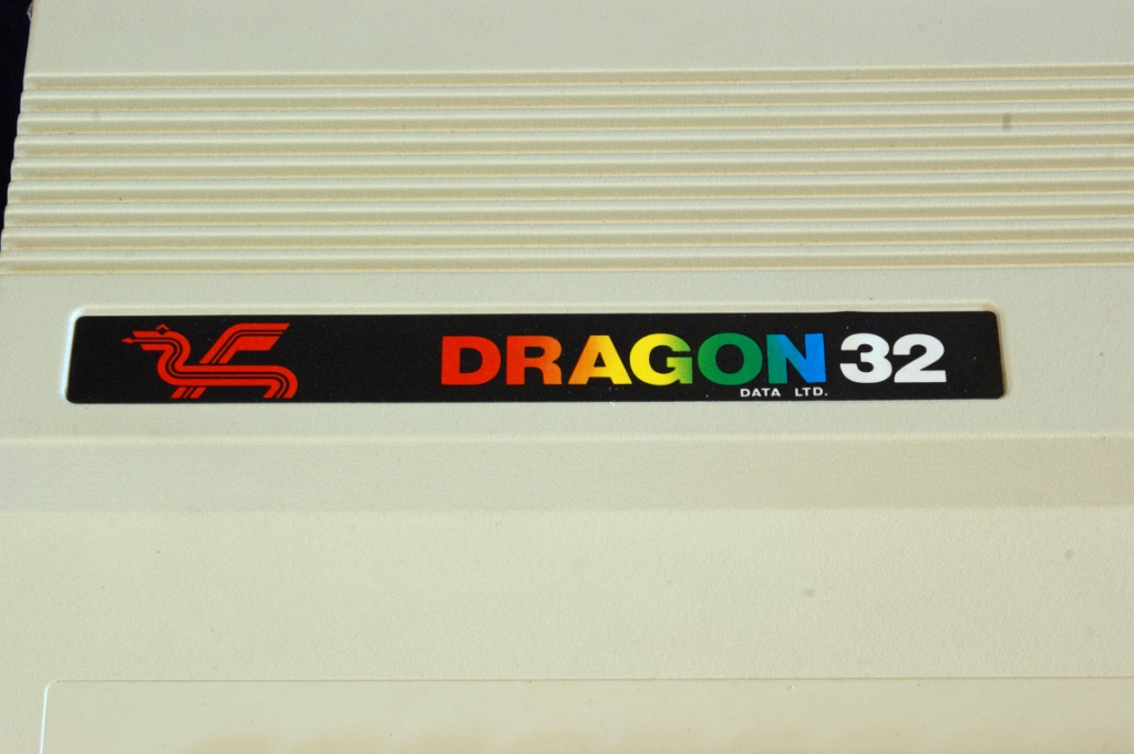 DSC03532.JPG - Logo with the two Dragons. This machine was one of the more advanced of its time, even if it lacked features like small character display.