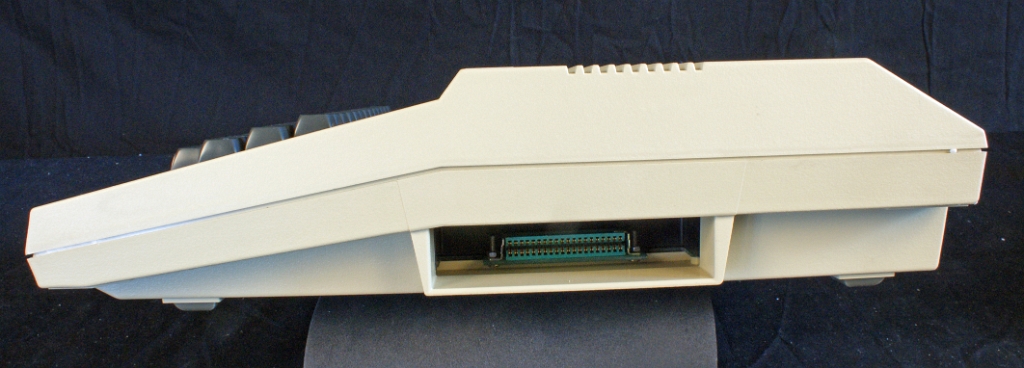 DSC03538.JPG - The right side holds a large carde-edge connectors for peripherals or ROM cartridges.